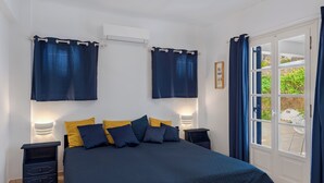 Une chambre à coucher avec un lit, des tables de chevet et une fenêtre avec des rideaux.