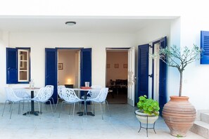 Outdoor dining - Thanos Luxurious Apt in Spetses Center, 2BR, 2BA (Spetses)