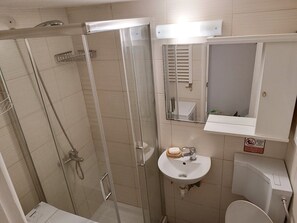 Sèche-cheveux, serviettes fournies, savon, papier toilette