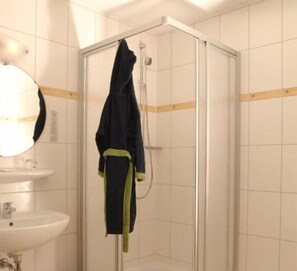 Kamar Double | Kamar mandi | Shower, pengering rambut, handuk, dan sabun
