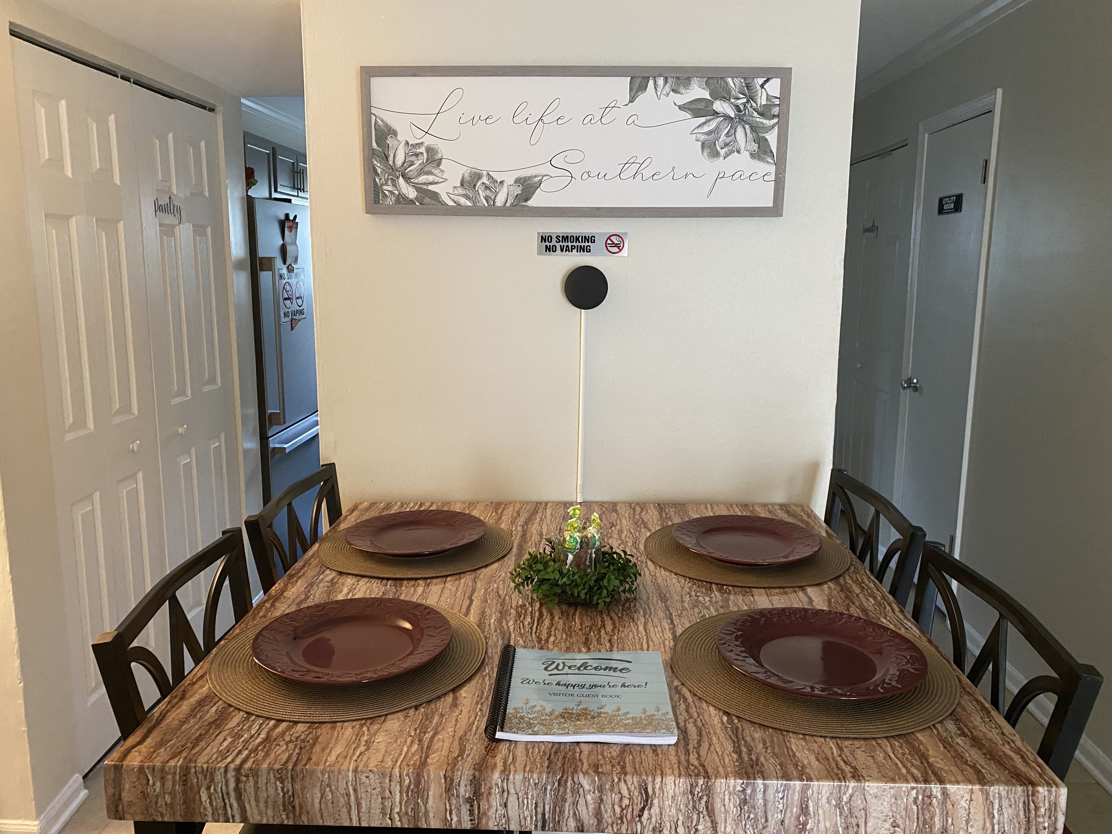 Cozy 2 Bedroom Family Retreat with Arcade, Waffle Bar & Firepit for the Holidays