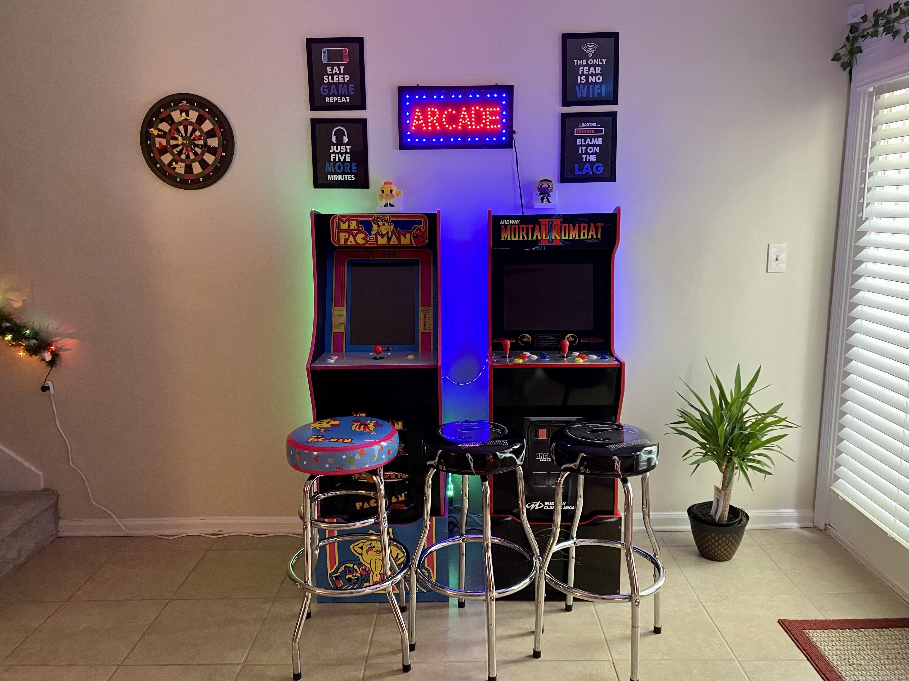 Cozy 2 Bedroom Family Retreat with Arcade, Waffle Bar & Firepit for the Holidays