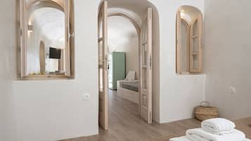 Ropa de cama hipoalergénica y caja de seguridad en la habitación