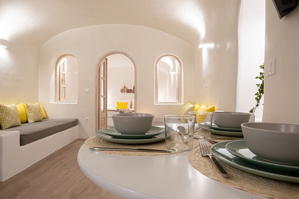 Traditional House | In-room dining