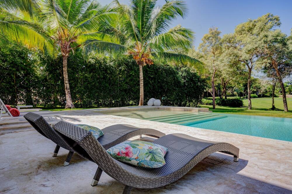 Hacienda B5 - Four Bedroom Villa, Sleeps 10