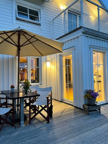 New 135 sqm lakeside villa on Lake Vänern with idyllic harbor flair + nature reserve