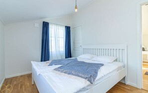 3 quartos, escrivaninha, ferros/tábuas de passar roupa