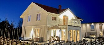 New 135 sqm lakeside villa on Lake Vänern with idyllic harbor flair + nature reserve