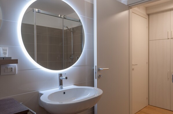 Dusche, Haartrockner, Bidet, Handtücher