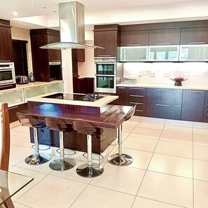 Microwave, oven, stovetop - Luxurious villa with views in Zimbali (Dolphin Coast)