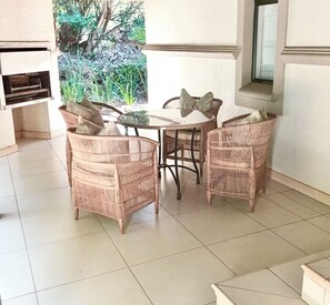 Outdoor dining - Luxurious villa with views in Zimbali (Dolphin Coast)