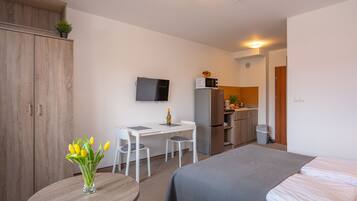 Deluxe Apartment | Living area | 37-inch flat-screen TV with digital channels, TV