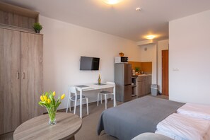 Deluxe Apartment | Living area | 37-inch flat-screen TV with digital channels, TV - RentPlanet - Apartamenty Okrzei (Szklarska Poreba)