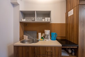 Studio Classique | Coin cuisine privé | Réfrigérateur, micro-ondes, plaque de cuisson, cafetière/bouilloire