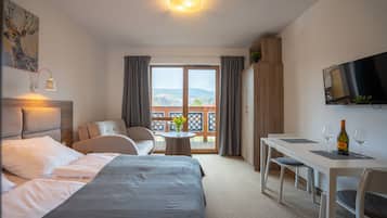 Deluxe-Apartment | Wohnbereich | 37-Zoll-Flachbildfernseher mit Digitalempfang, Fernseher