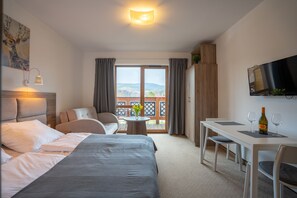 Appartement Deluxe | Coin séjour | Télévision à écran plat de 37 pouces avec chaînes numériques, télévision