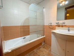 Baignoire, sĂšche-cheveux, serviettes fournies