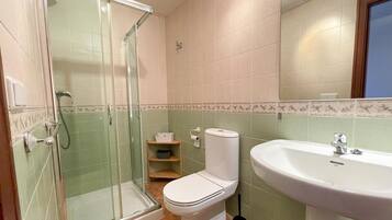 Bathtub, hair dryer, towels
