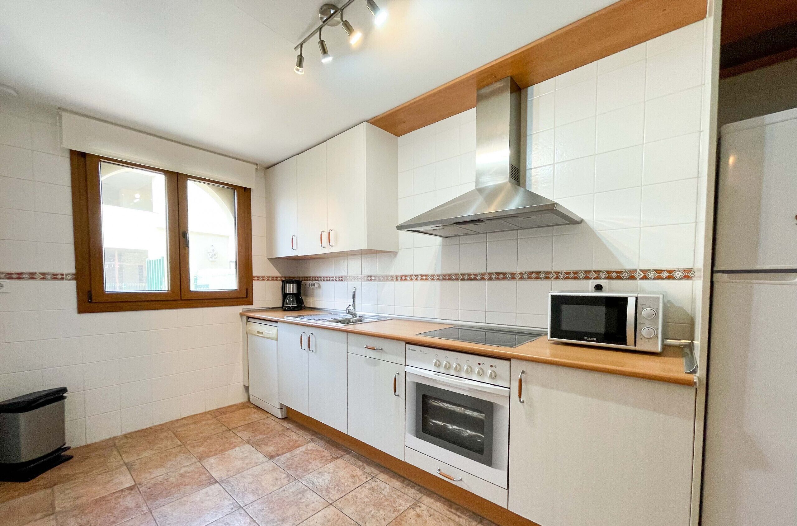 Een koelkast, een magnetron, een oven, een vaatwasser