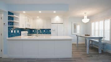 Refrigerador, microondas, parrilla de estufa y lavavajillas