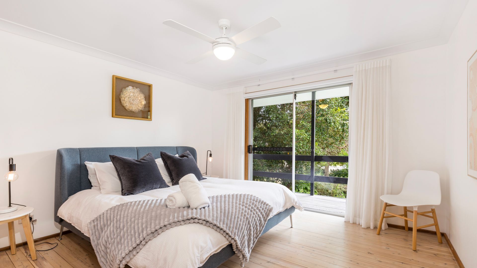 3 habitaciones, tabla de planchar con plancha y cuna de viaje 