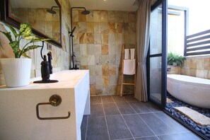 Double Room, 1 King Bed | Premium bedding, down comforters, free WiFi, bed sheets