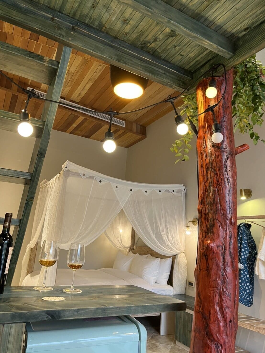 Roupas de cama premium, edredons de pluma, Wi-Fi de cortesia