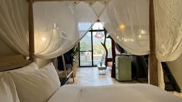 Roupas de cama premium, edredons de pluma, Wi-Fi de cortesia