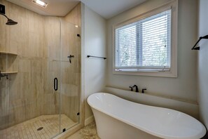 Baignoire, sĂšche-cheveux, serviettes fournies