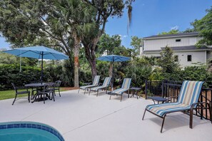Outdoor dining - 49 Mooring Buoy - Luxury Private Home, Lagoon Views (Hilton Head Island)