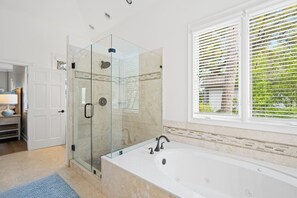 Baignoire, baignoire à remous, séchoir à cheveux, serviettes fournies