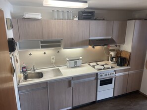 Kühlschrank, Herdplatte, Wasserkocher mit Kaffee-/Teezubehör