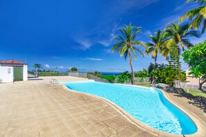 Outdoor pool - Beautiful and spacious apt with magnificent sea view and swimming pool (Saint Gilles les bains)