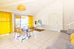 Interior - Beautiful and spacious apt with magnificent sea view and swimming pool (Saint Gilles les bains)