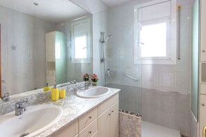Bathtub, hair dryer, bidet, towels