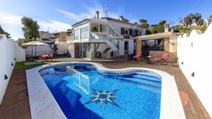 A swimming pool with a star mosaic design, surrounded by a wooden deck and white walls. - House with private pool, close to the beach and Barcelona (pet friendly) (Cunit)