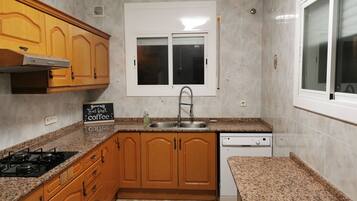 Een koelkast, een magnetron, een oven, een kookplaat