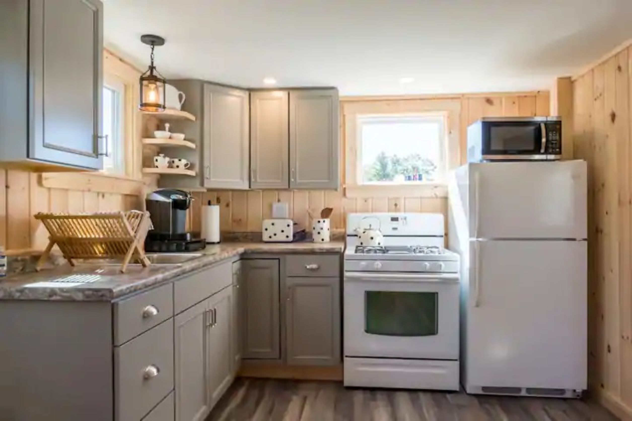 Cozy Cottage in the heart of Freeport - 5 minute walk to outlets