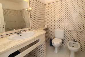 Ensemble douche/baignoire, sĂšche-cheveux, serviettes fournies