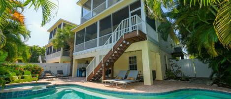 حمّام سباحة مُدفَّأ