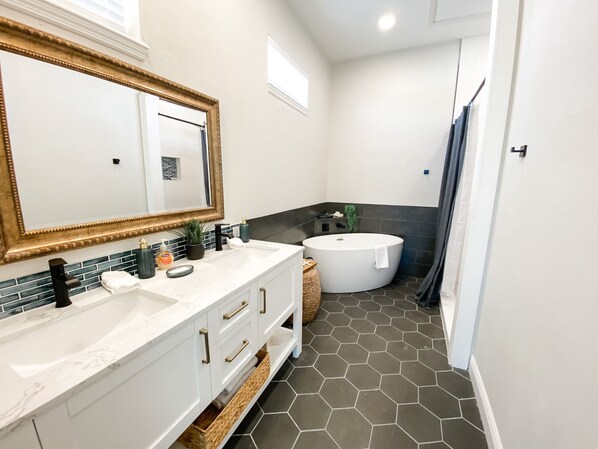 Bathtub, hair dryer, towels - Mango Bay – Luxury Island Home w/ Heated Pool, Spa & Walk To Beach (Holmes Beach)