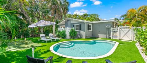 Een verwarmd zwembad