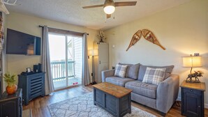 A living room with a sofa, coffee table, TV, and a ceiling fan. - 4308  Hot tub, sauna & more resort amenities  Altitude Adjustment (Beech Mountain)