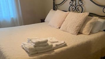 2 bedrooms, iron/ironing board, free WiFi, bed sheets