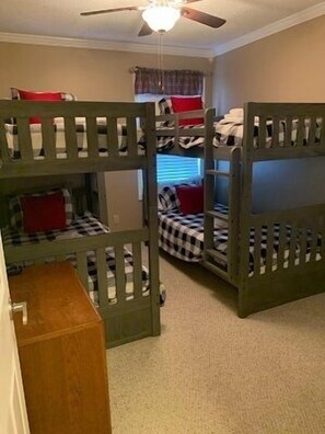 A room with bunk beds, a ceiling fan, and a window with curtains. - 4211 Discounted Concert Packages! Pinetree Villa @ the Pinnacle (Banner Elk)