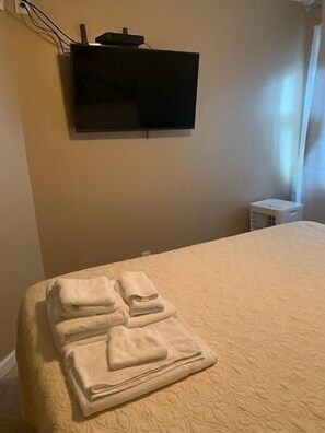2 bedrooms, iron/ironing board, free WiFi, bed sheets