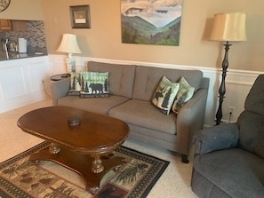 A living room with a sofa, a coffee table, and a rug. - 4211 Discounted Concert Packages! Pinetree Villa @ the Pinnacle (Banner Elk)