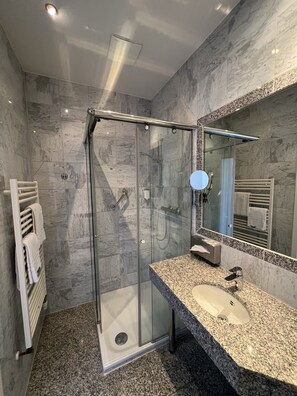 Deluxe Room | Bathroom | Hair dryer, towels, soap, shampoo - Schloss Schlemmin (Schlemmin)