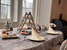 Bữa sáng buffet hàng ngày (22 EUR/mỗi người) 