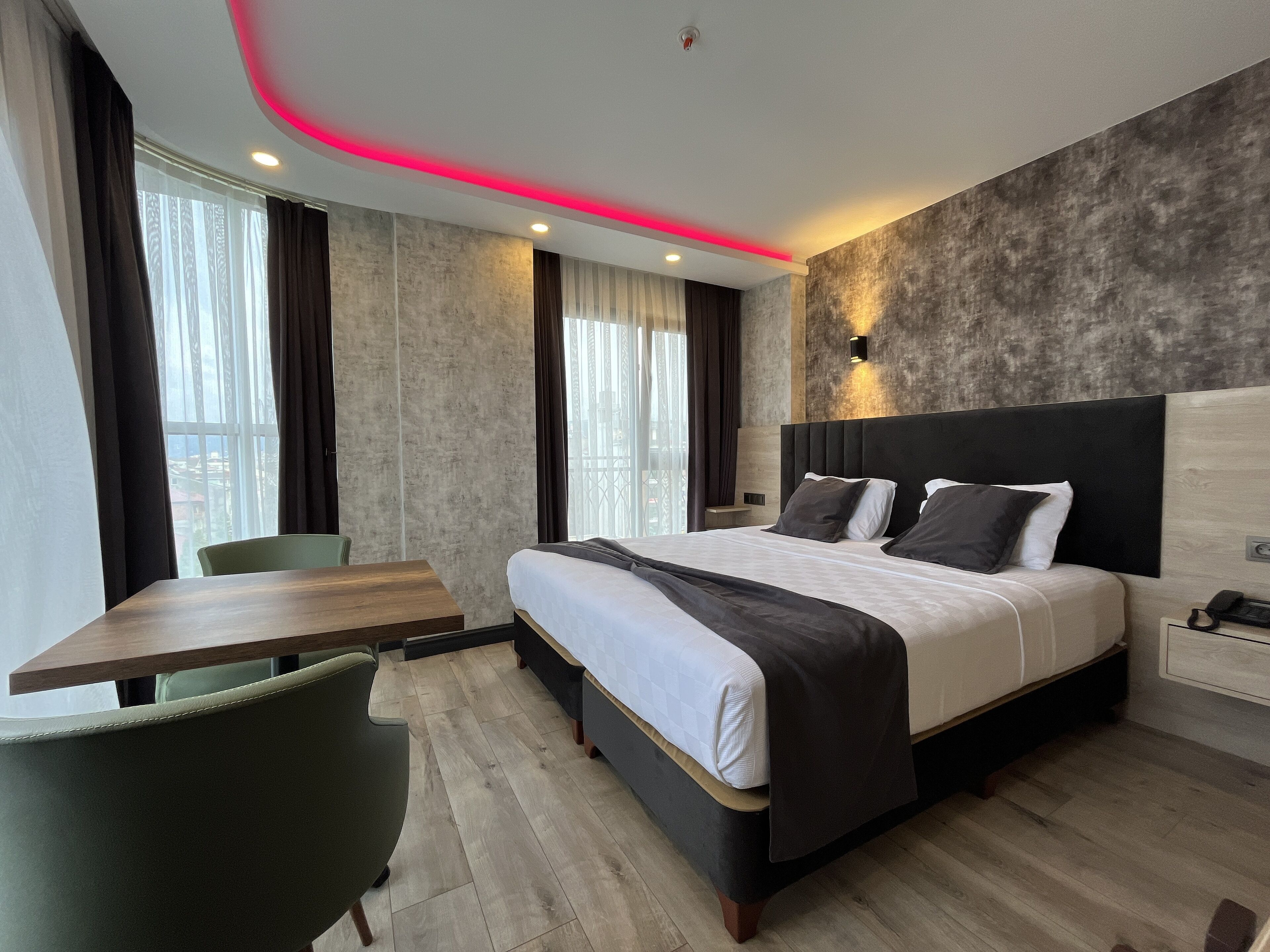 Ropa de cama de alta calidad y minibar 